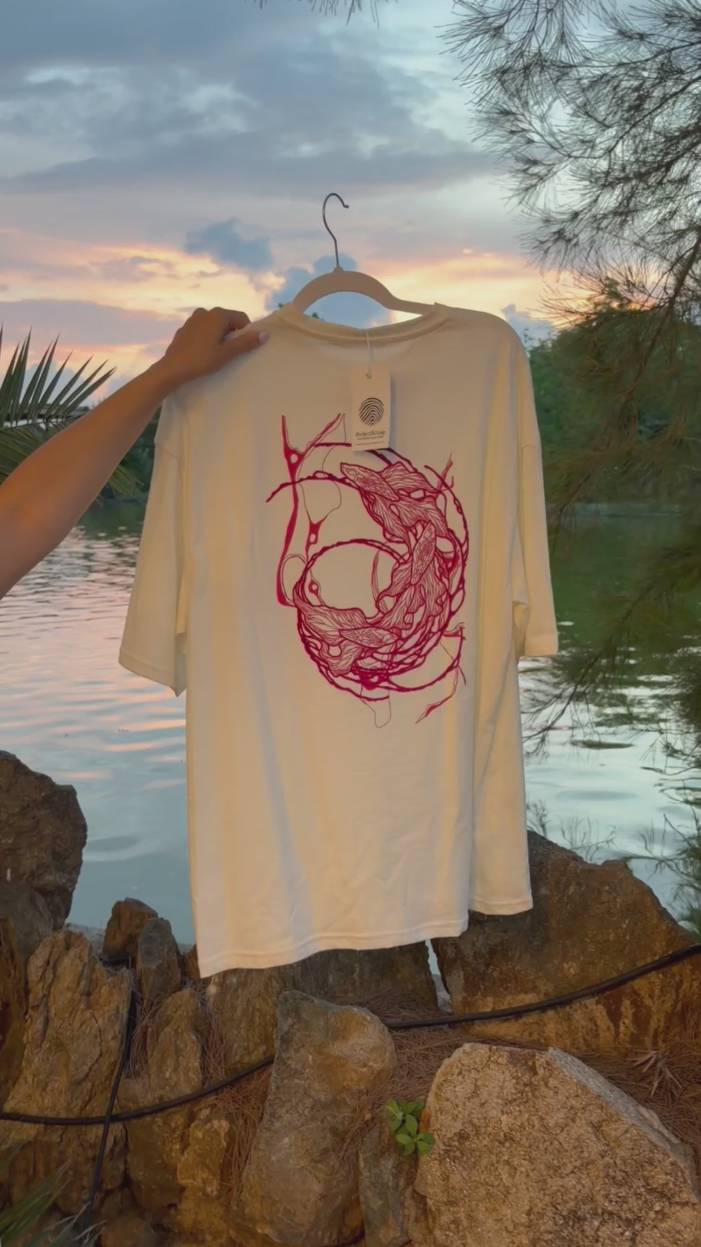 Camiseta Oversize Unisex – Koi Back Flock Tee Fuchsia